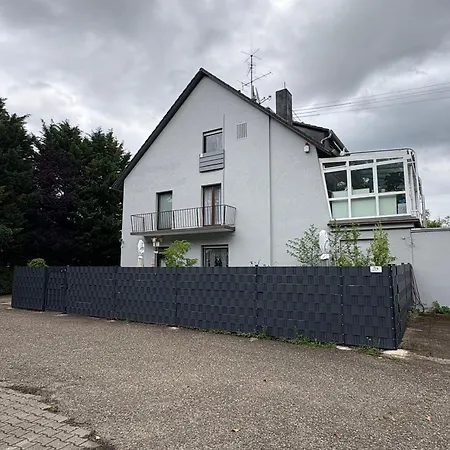 Kleine Und Charmante Monteurs C *